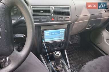 Хэтчбек Volkswagen Golf 2001 в 