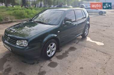 Хэтчбек Volkswagen Golf 2001 в 