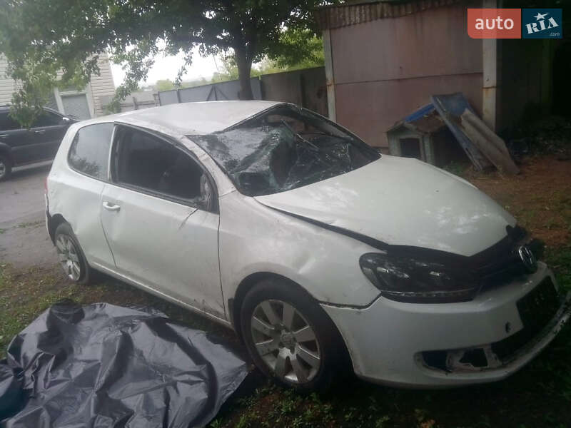 Хэтчбек Volkswagen Golf 2011 в 
