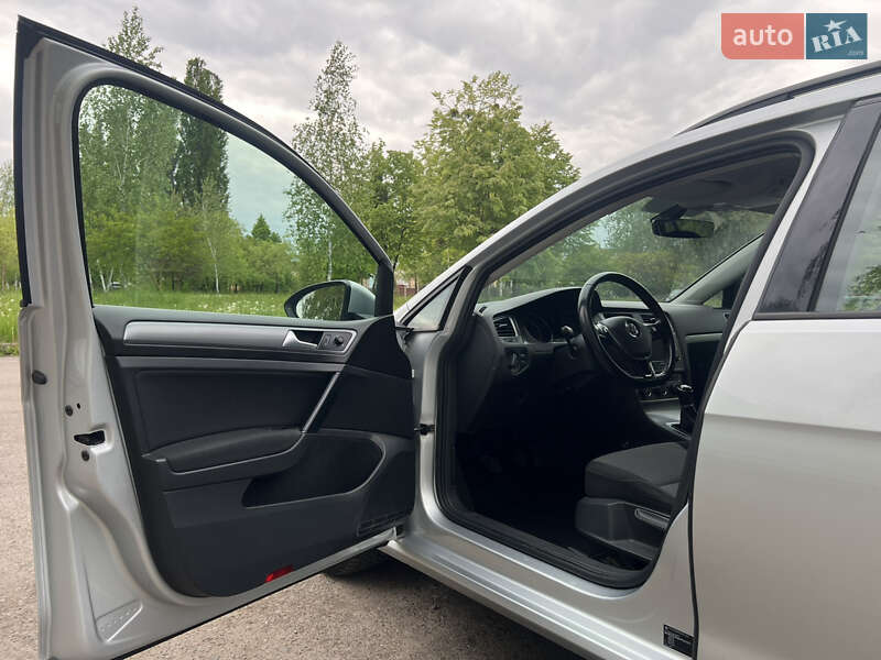Универсал Volkswagen Golf 2017 в Ровно