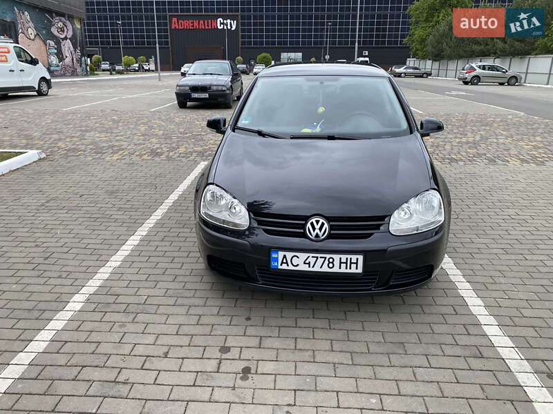 Хэтчбек Volkswagen Golf 2005 в 