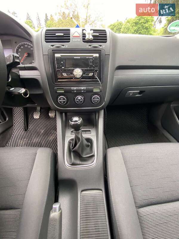 Хэтчбек Volkswagen Golf 2005 в Луцке