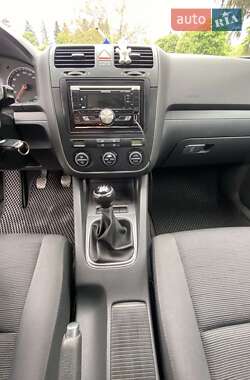 Хэтчбек Volkswagen Golf 2005 в 