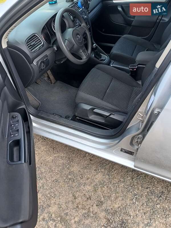 Универсал Volkswagen Golf 2010 в Маневичах