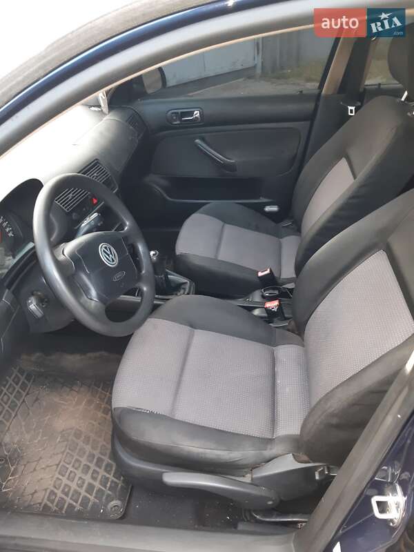 Хэтчбек Volkswagen Golf 2001 в Краснограде