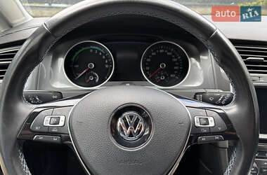 Хетчбек Volkswagen Golf 2016 в 