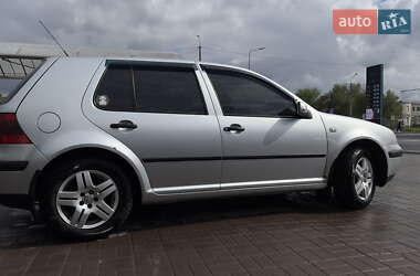Хэтчбек Volkswagen Golf 2001 в 