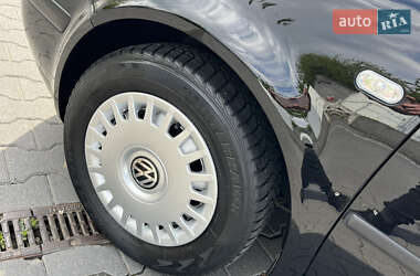 Хетчбек Volkswagen Golf 2002 в 