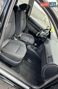 Хетчбек Volkswagen Golf 2002 в 