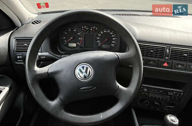 Хетчбек Volkswagen Golf 2002 в 
