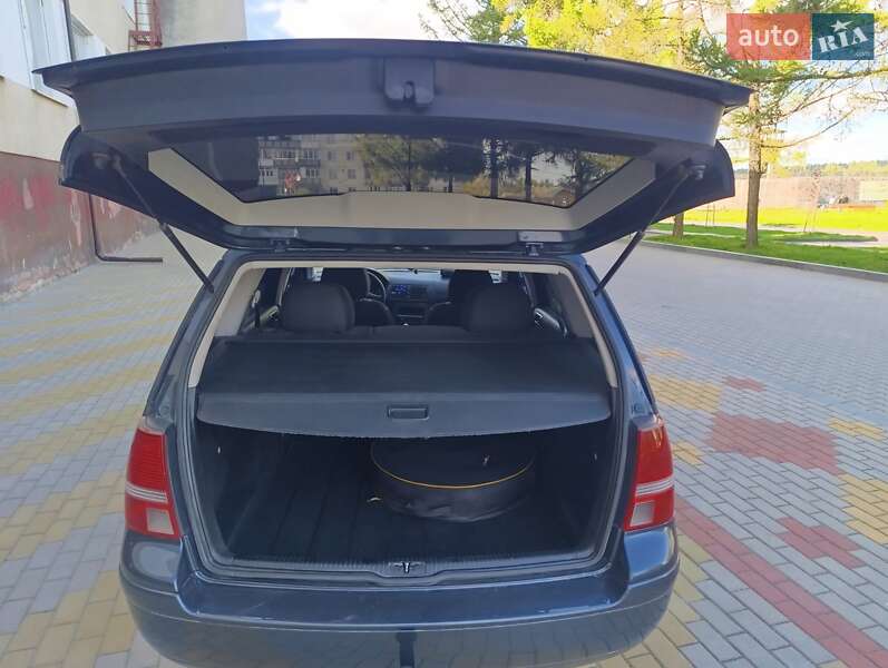 Универсал Volkswagen Golf 2004 в Звягеле