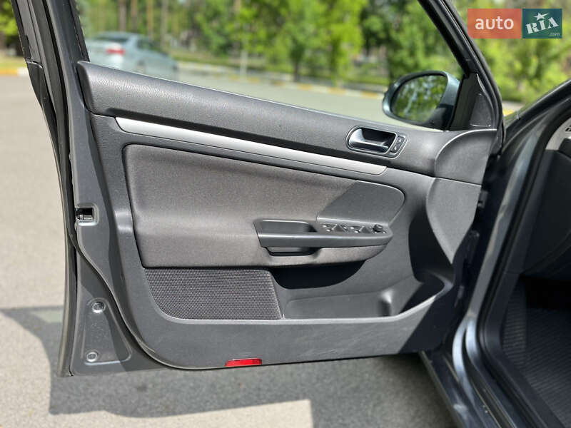 Универсал Volkswagen Golf 2011 в Буче