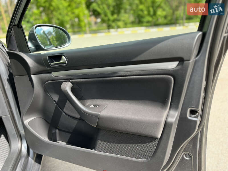 Универсал Volkswagen Golf 2011 в Буче