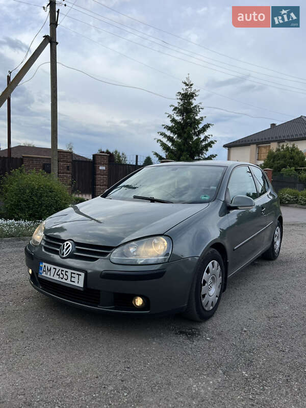 Хэтчбек Volkswagen Golf 2004 в 