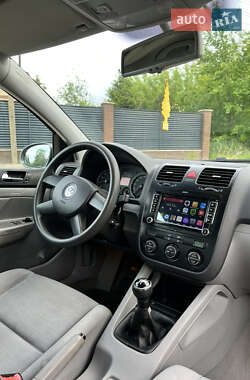 Хэтчбек Volkswagen Golf 2004 в 