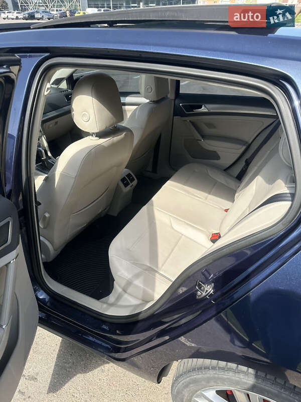 Хэтчбек Volkswagen Golf 2014 в Киеве