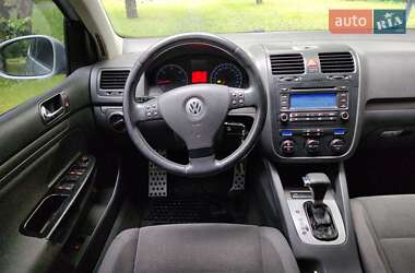 Хэтчбек Volkswagen Golf 2005 в 