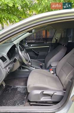 Хэтчбек Volkswagen Golf 2005 в 