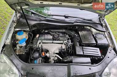 Хэтчбек Volkswagen Golf 2005 в 