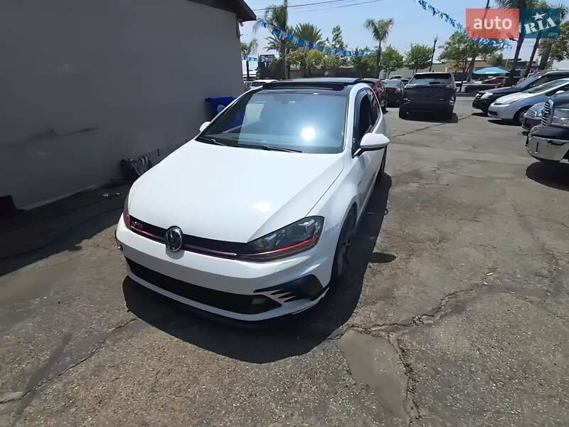 Хэтчбек Volkswagen Golf 2015 в 
