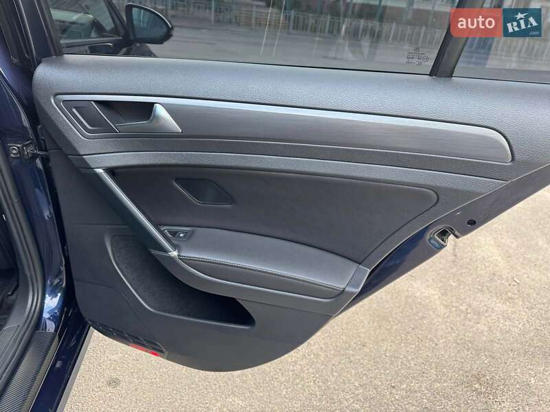 Хэтчбек Volkswagen Golf 2018 в Киеве