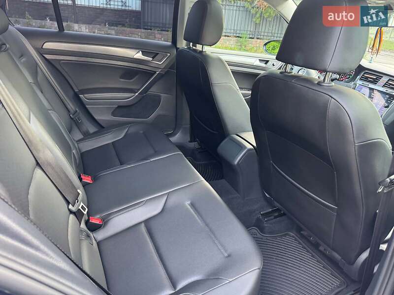 Хэтчбек Volkswagen Golf 2018 в Киеве