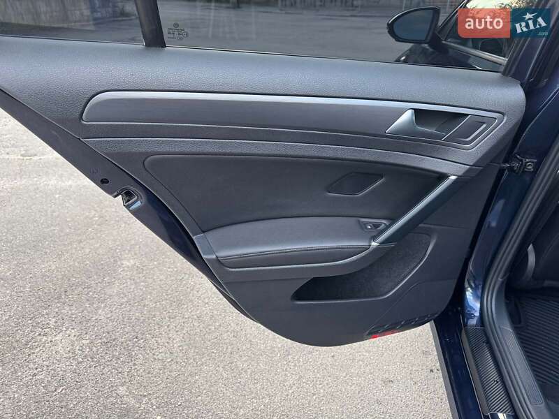 Хэтчбек Volkswagen Golf 2018 в Киеве
