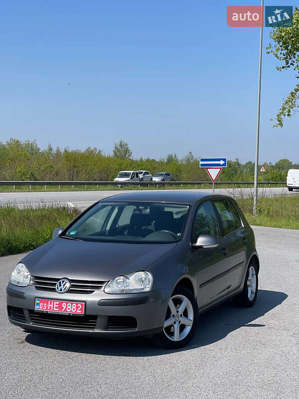 Хэтчбек Volkswagen Golf 2005 в 