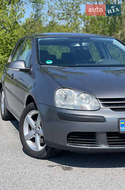 Хэтчбек Volkswagen Golf 2005 в 