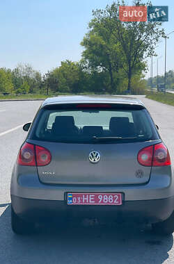 Хэтчбек Volkswagen Golf 2005 в 