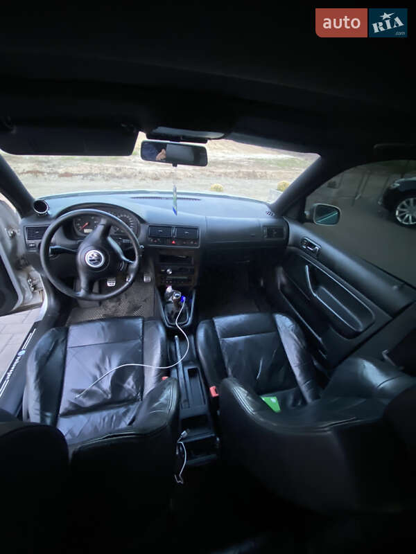 Хэтчбек Volkswagen Golf 2001 в Ирпене
