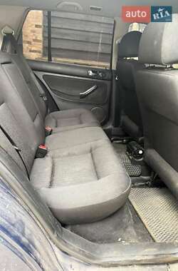 Хетчбек Volkswagen Golf 2001 в 