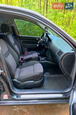 Хетчбек Volkswagen Golf 2001 в 