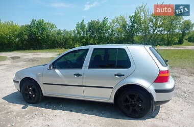 Хэтчбек Volkswagen Golf 2003 в 
