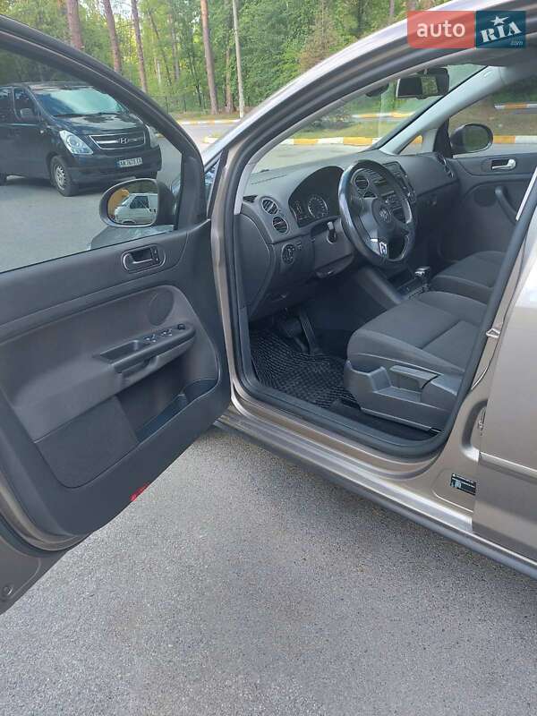 Хетчбек Volkswagen Golf 2010 в Києві