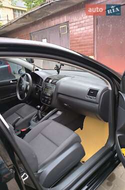 Хэтчбек Volkswagen Golf 2005 в 