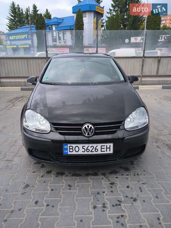 Хэтчбек Volkswagen Golf 2005 в 