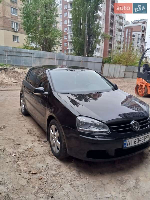 Хэтчбек Volkswagen Golf 2005 в Киеве
