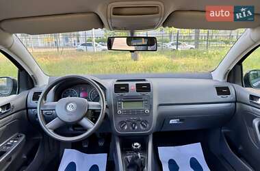 Хетчбек Volkswagen Golf 2005 в 