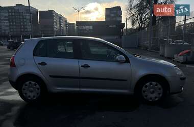 Хэтчбек Volkswagen Golf 2004 в 