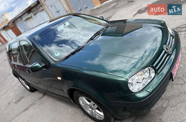 Хэтчбек Volkswagen Golf 2003 в 