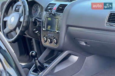 Хэтчбек Volkswagen Golf 2005 в 