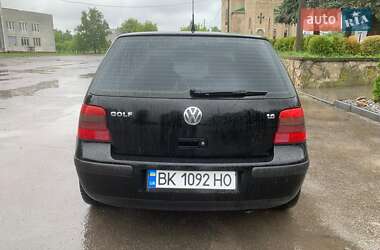 Хетчбек Volkswagen Golf 2000 в 