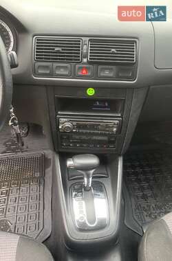 Хетчбек Volkswagen Golf 2000 в 