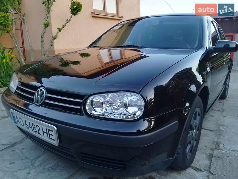 Хэтчбек Volkswagen Golf 2001 в 