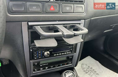 Хэтчбек Volkswagen Golf 2003 в 