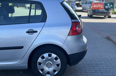 Хэтчбек Volkswagen Golf 2005 в 