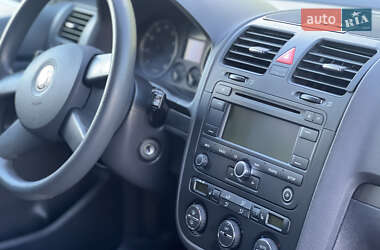 Хэтчбек Volkswagen Golf 2005 в 