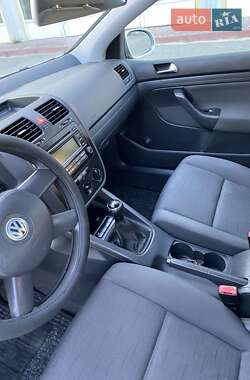 Хэтчбек Volkswagen Golf 2004 в 