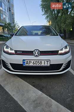 Хэтчбек Volkswagen Golf 2015 в Киеве